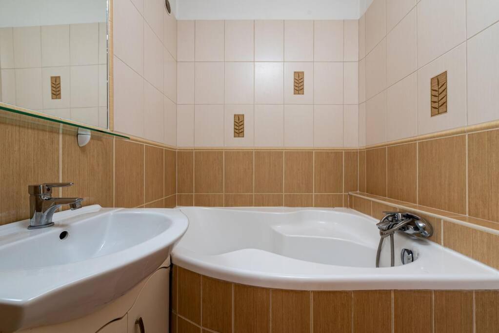 Spacious And Bright Flat Between Airport & Center Apartment Будапеща Екстериор снимка