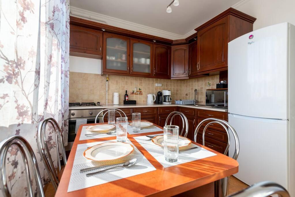 Spacious And Bright Flat Between Airport & Center Apartment Будапеща Екстериор снимка