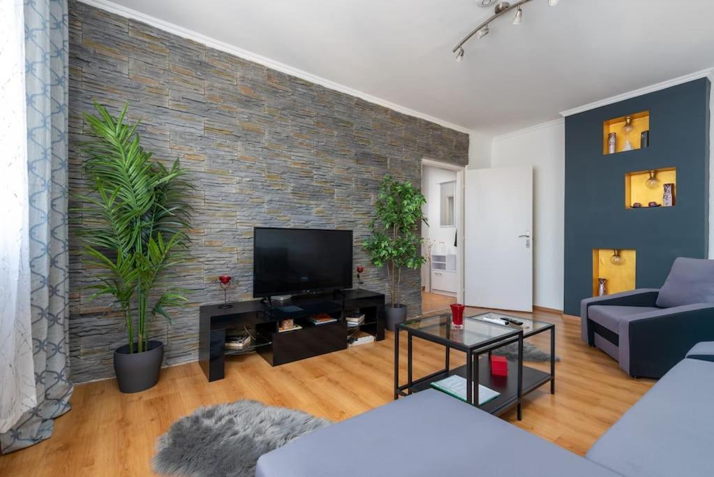 Spacious And Bright Flat Between Airport & Center Apartment Будапеща Екстериор снимка